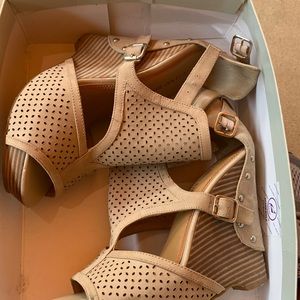 Nice wedge shoe by Gianni Bini size 10